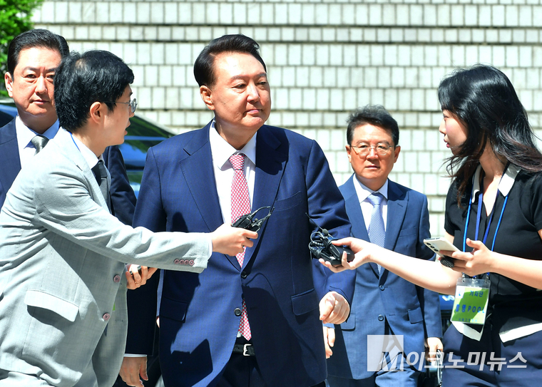윤석열 전 대통령이 내란 우두머리 및 직권남용·권리행사방해 혐의로 9일 검찰에 출석하면서도 취재진의 질문에는 침묵으로 일관하고 있다. 사진=최동환 기자