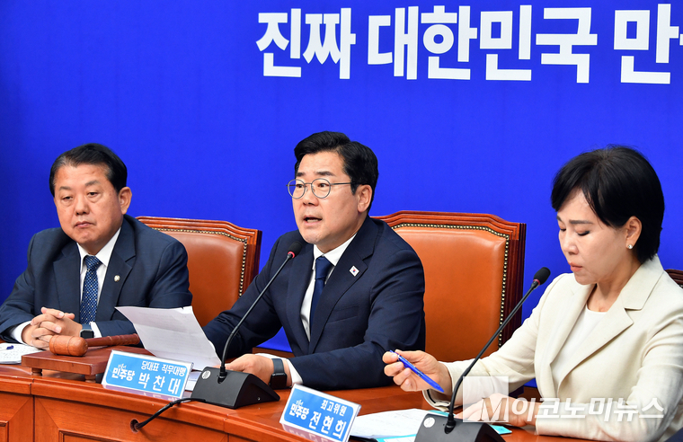 박찬대 더불어민주당 대표 직무대행 겸 원내대표가 9일 오전 국회에서 열린 최고위원회의에 참석하고 있다. 사진=최동환 기자