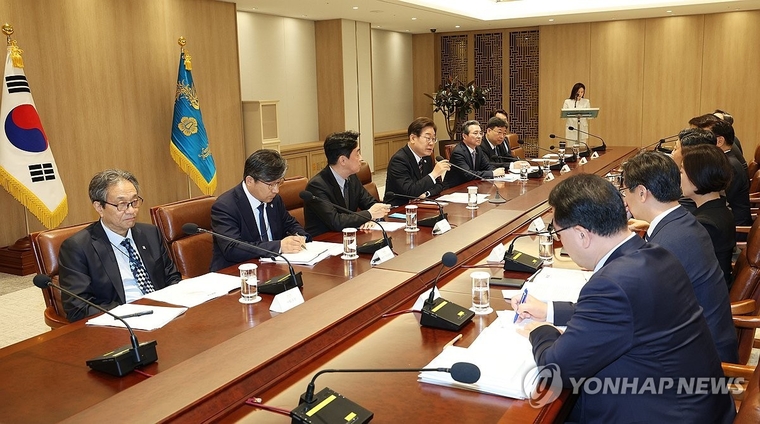 이재명 대통령이 9일 서울 용산 대통령실 청사에서 열린 비상경제점검 2차 태스크포스(TF)회의를 주재하고 있다. 사진=대통령실통신사진기자단
