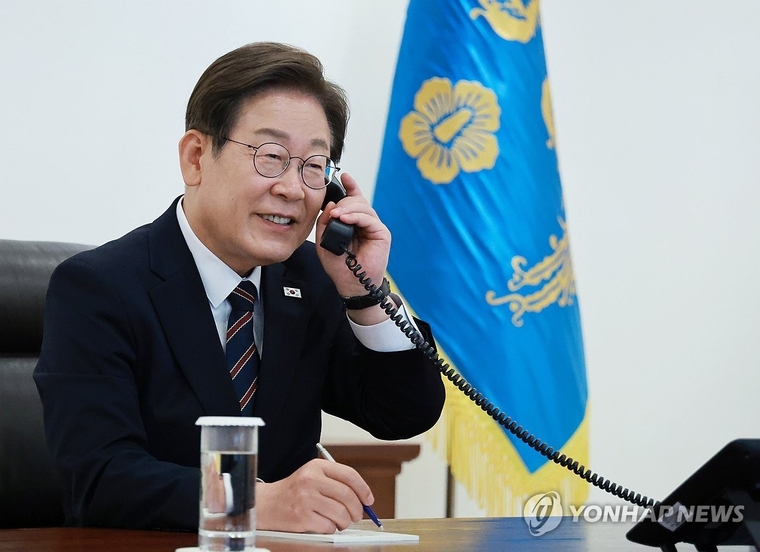 이재명 대통령이 9일 서울 용산 대통령실 청사 집무실에서 이시바 시게루 일본 총리와 전화 통화를 위해 수화기를 들고 있다. 사진=연합뉴스 