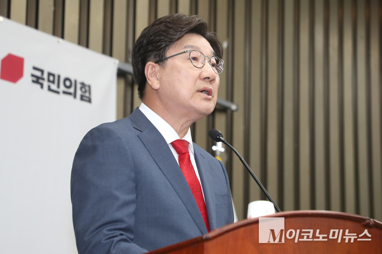 원내대표직 사퇴를 선언한 권성동 원내대표가 9일 의원총회에서 발언하고 있다. 사진=최동환 기자