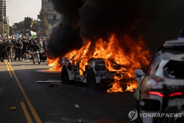지난 8일 LA 도심 시위 현장에서 불에 타는 자율주행차 '웨이모' 차량. 사진=연합뉴스 