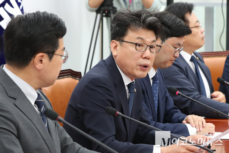 진성준 더불어민주당 정책위의장이 10일 국회 본청에서 열린 원내대책회의에서 발언하고 있다. 사진=최동환 기자