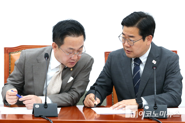 박찬대 더불어민주당 당대표 직무대행 겸 원내대표가 10일 국회 본청에서 열린 원내대책회의에서 박성준 원내수석부대표와 이야기 나누고 있다. 사진=최동환 기자