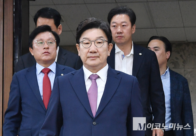 권성동 국민의힘 원내대표가 10일 국회 본청에서 열린 원내대책회의에 참석하고 있다. 사진=최동환 기자