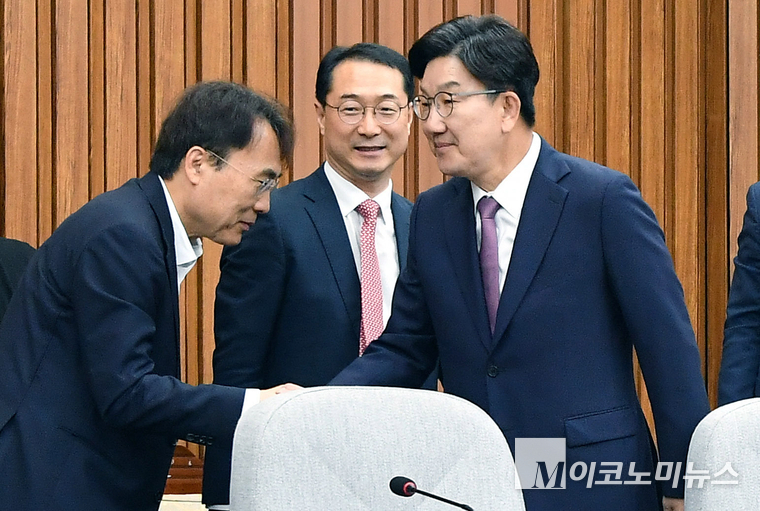 권성동 국민의힘 원내대표가 10일 국회 본청에서 열린 원내대책회의에 참석하고 있다. 사진=최동환 기자