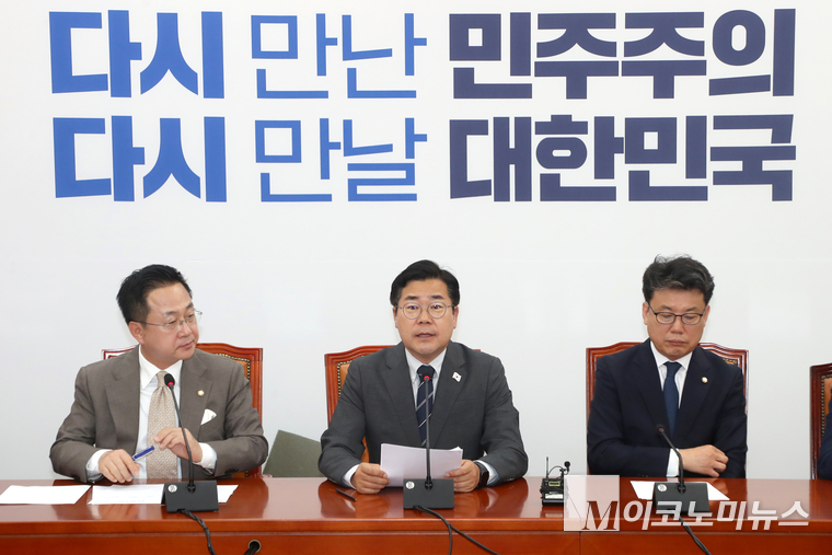 박찬대 더불어민주당 당대표 직무대행 겸 원내대표가 10일 국회 본청에서 열린 원내대책회의에서 발언하고 있다. 사진=최동환 기자