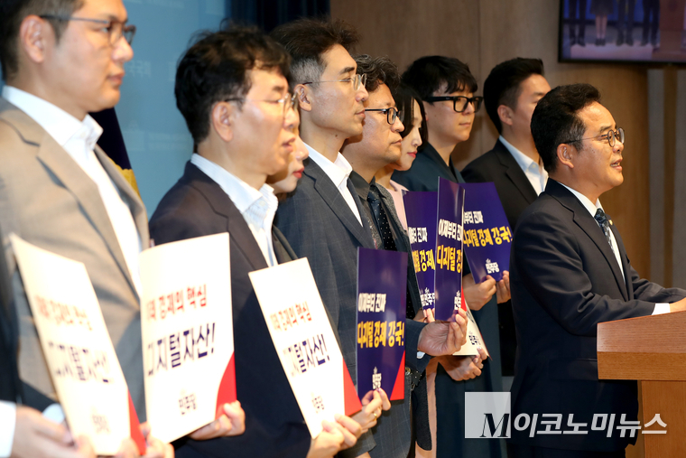 민병덕 더불어민주당 의원이 10일 국회 소통관에서 기자회견하고 있다. 사진=최동환 기자