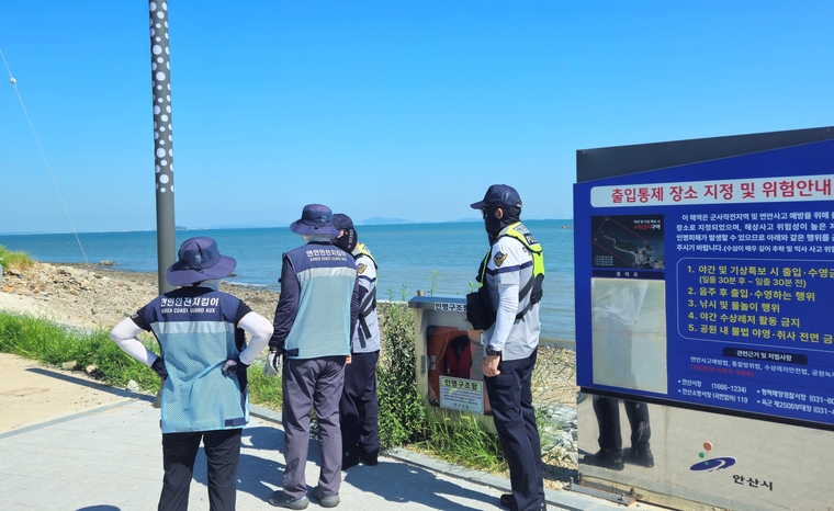 평택해경 파출소 경찰관과 연안안전지킴이가 연안사고 예방을 위해 해안가를 순찰하고 있다 <평택해경 제공>