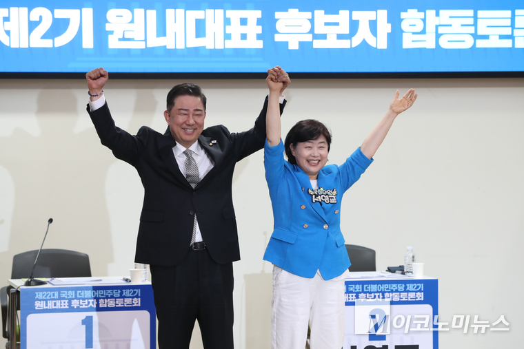 제22대 국회 더불어민주당 제2기 원내대표 출마에 나선 김병기(왼쪽)·서영교 더불어민주당 의원이 토론회 시작에 앞서 기념 촬영하고 있다. 사진=최동환 기자