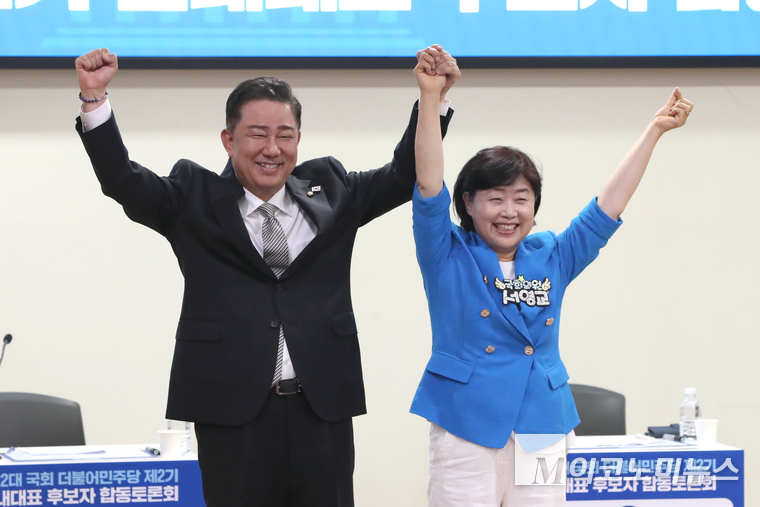제22대 국회 더불어민주당 제2기 원내대표 출마에 나선 김병기(왼쪽)·서영교 더불어민주당 의원이 토론회 시작에 앞서 기념 촬영하고 있다. 사진=최동환 기자