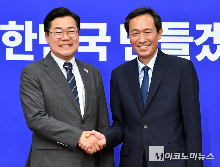대통령실 우상호 정무수석은 10일 더불어민주당 박찬대 원내대표 겸 당 대표 직무대행을 예방해 악수하며 환한 미소로 웃고 있다. 사진=최동환 기자