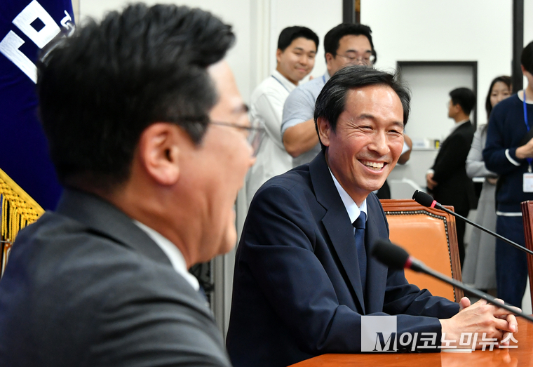 대통령실 우상호 정무수석은 10일 더불어민주당 박찬대 원내대표 겸 당 대표 직무대행을 예방해 대화를 나눴다. 사진=최동환 기자