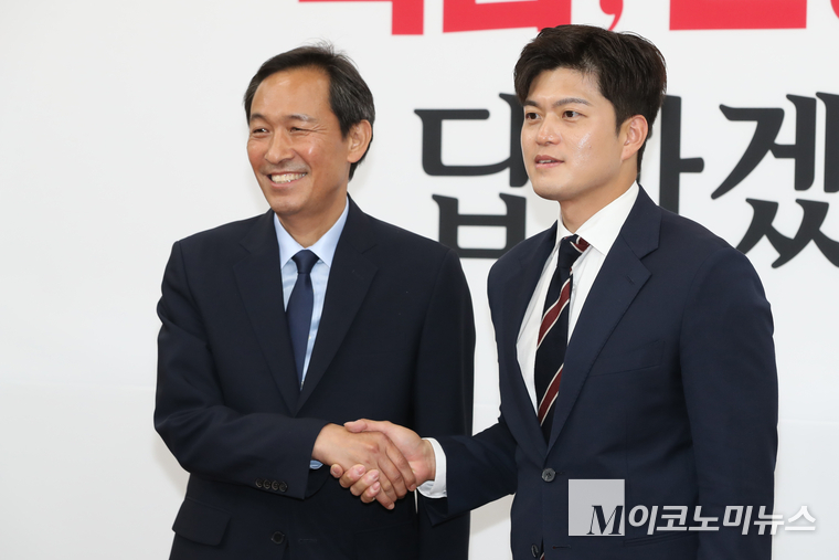 대통령실 우상호 정무수석이 10일 국민의힘 김용태 비상대책위원장을 예방해 인사를 나누고 있다. 사진=최동환 기자