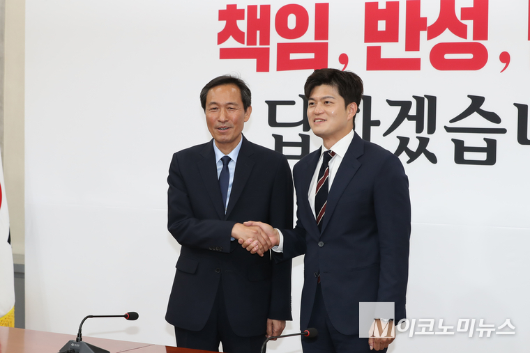 대통령실 우상호 정무수석이 10일 국민의힘 김용태 비상대책위원장을 예방해 인사를 나누고 있다. 사진=최동환 기자