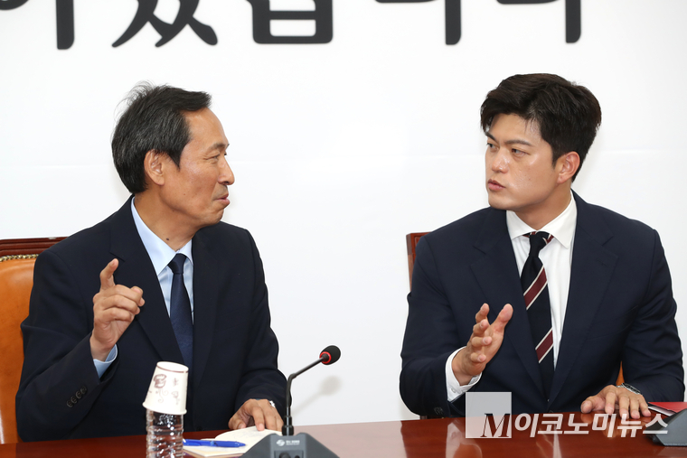 대통령실 우상호 정무수석이 10일 국민의힘 김용태 비상대책위원장을 예방해 대화를 나누고 있다. 사진=최동환 기자