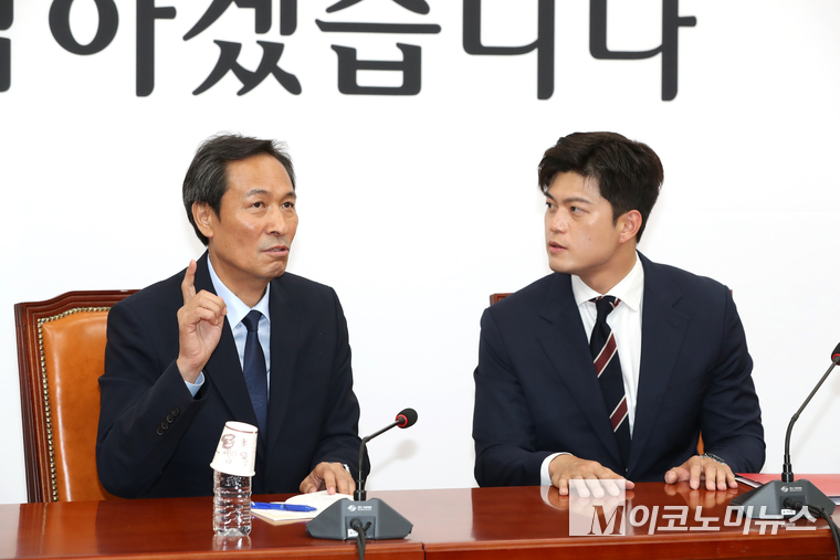 대통령실 우상호 정무수석이 10일 국민의힘 김용태 비상대책위원장을 예방해 대화를 나누고 있다. 사진=최동환 기자