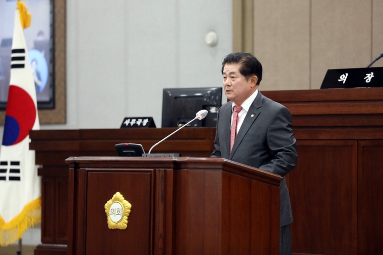 정영모 의원이 5분 발언을 하고 있다 <수원특례시의회 제공>