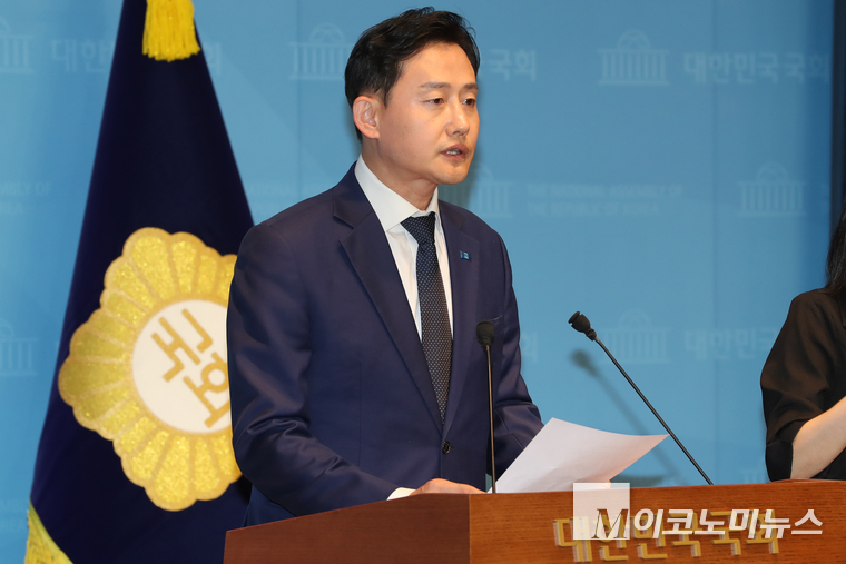윤재관 조국혁신당 대변인이 10일 국회 소통관에서 브리핑하고 있다. 사진=최동환 기자