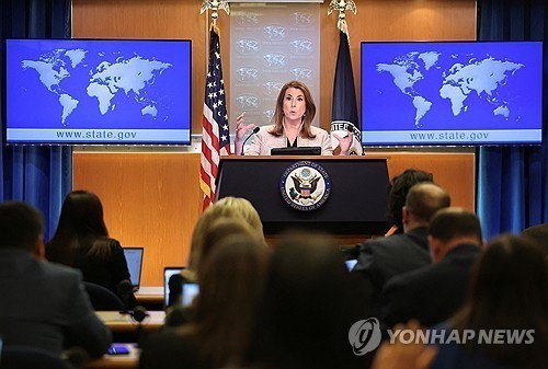  <strong>브리핑 하는 국무부 대변인. 사진=연합뉴스 </strong>