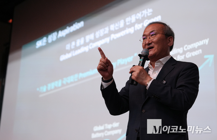 이석희 SK온 대표이사가 지난 10일 대전 유성구 카이스트 내 KI빌딩 퓨전홀에서 특강을 진행하고 있다. 사진=SK온