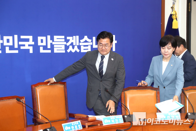 박찬대 더불어민주당 대표 직무대행 겸 원내대표는 11일 국회 본청에서 열린 최고위원회의에 참석하고 있다. 사진=최동환 기자