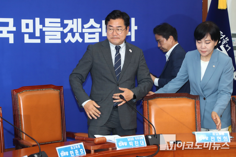 박찬대 더불어민주당 대표 직무대행 겸 원내대표는 11일 국회 본청에서 열린 최고위원회의에 참석하고 있다. 사진=최동환 기자