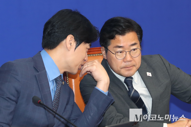 박찬대 더불어민주당 대표 직무대행 겸 원내대표가 11일 국회 본청에서 열린 최고위원회의에서 한준호 최고위원과 귀엣말하고 있다. 사진=최동환 기자