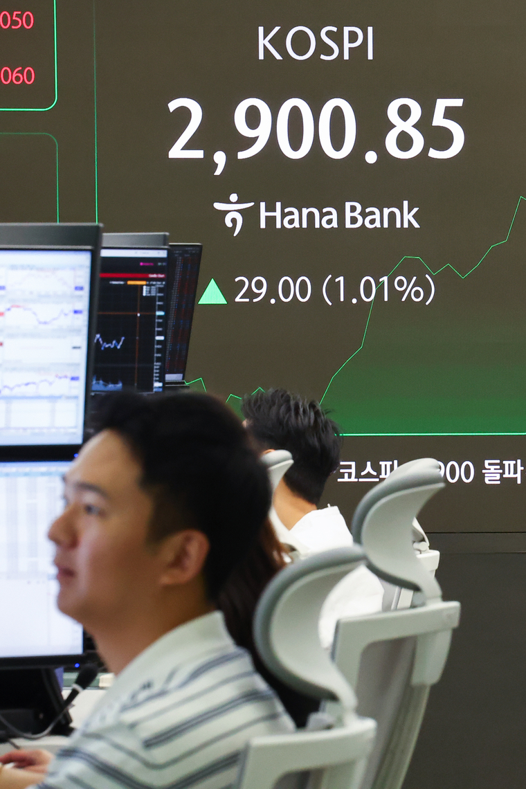 11일 오전 서울 중구 하나은행 본점 딜링룸 현황판에 코스피가 표시돼 있다. 이날 코스피는 전장보다 15.47p(0.54%) 오른 2,887.32로 출발해 장중 2,900선을 돌파했다. 사진=연합뉴스