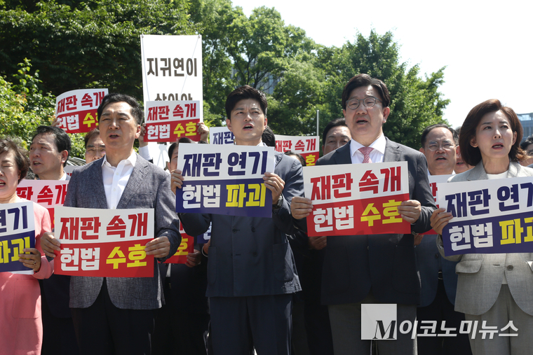 국민의힘이 11일 서울고등법원 앞에서 현장 의원총회를 열고 이재명 대통령을 겨냥한 발언들을 쏟아내고 있다. 사진=최동환 기자