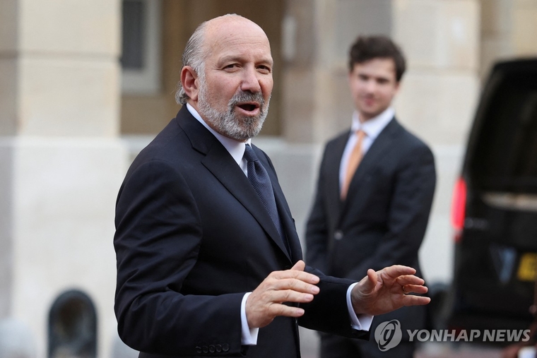 취재진과 대화하는 하워드 러트닉 미국 상무장관. 사진=연합뉴스 