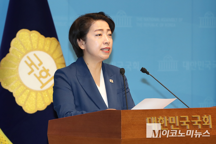 황정아 더불어민주당 대변인이 11일 국회 소통관 브리핑에서 발언하고 있다. 사진=최동환 기자