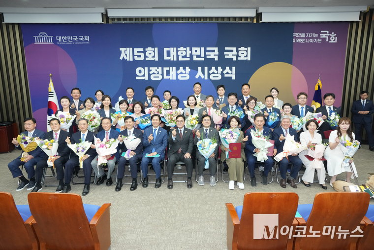 국회는 11일 오후 서울 여의도 국회에서 제5회 대한민국 국회 의정대상 시상식을 열었다. 우원식 국회의장을 비롯한 수상자들이 기념 촬영하고 있다. 사진=최동환 기자