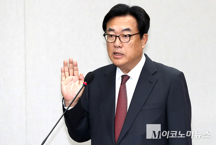 정진석 대통령비서실장이 작년 11월 1일 국회 운영위 국정감사에 증인으로 출석해 증인선서하고 있다. 사진=최동환 기자<br>
