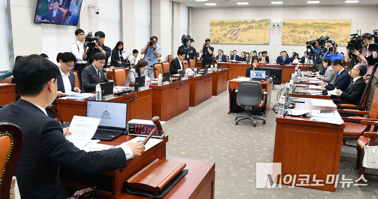 민주당 소속 김영호 국회 교육위원장은 11일 국회에서 전체회의에서 의사봉을 두드리고 있다. 사진=최동환 기자