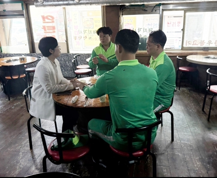 이기범 동장과 환경관리원들이 격의 없이 대화를 나누고 있다 <영통구 매탄1동 제공>