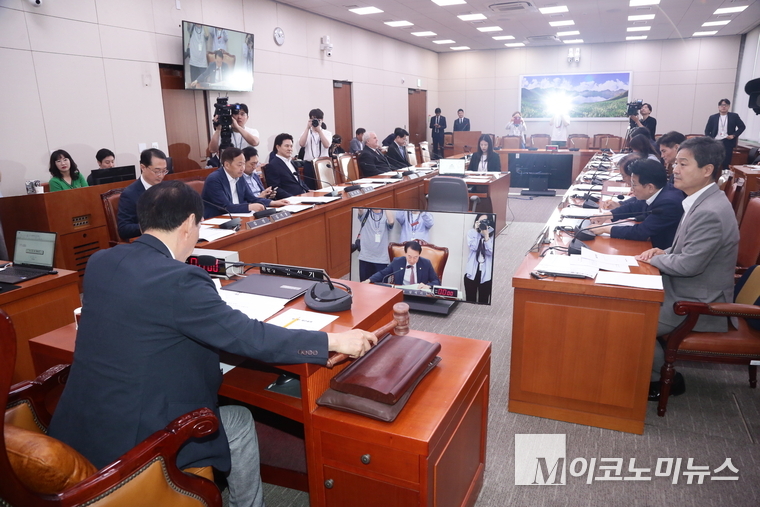 김석기 외통위 위원장이 12일 전체회의에서 의사봉을 두드리고 있다. 사진=최동환 기자