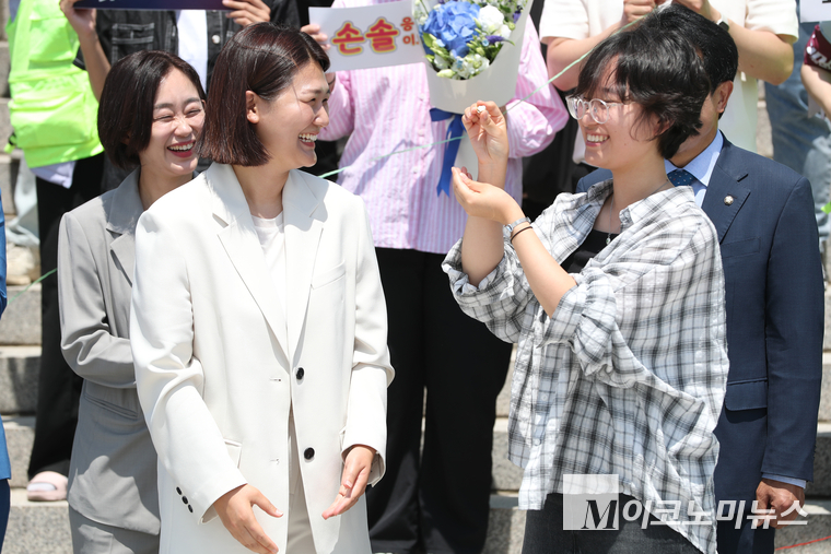 광장의 청년 50여 명 중 1인이 손솔 진보당 의원에게 국회의원 배지를 달아 주고 있다. 사진=최동환 기자