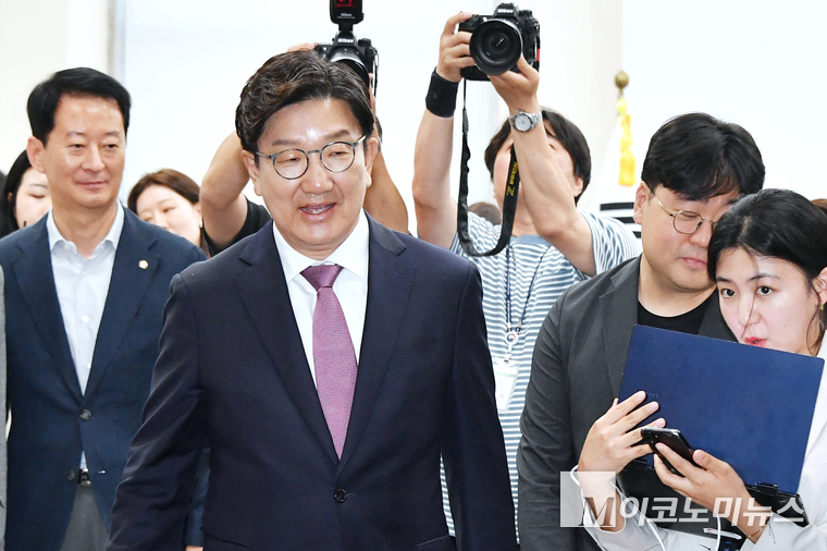 권성동 국민의힘 원내대표가 12일 국회 본청에서 원내대표 퇴임 기자회견을 마치고 밝은 모습으로 퇴장하고 있다. 사진=최동환 기자