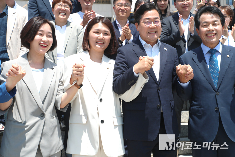 왼쪽부터 김재연 진보당 상임대표, 손솔 의원·박찬대 민주당 원내대표·윤종오 진보당 원내대표. 사진=최동환 기자