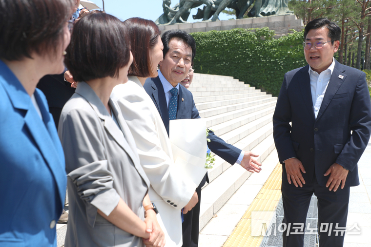 윤종오 진보당 원내대표가 손솔 의원에게 더불어민주당 당대표 권한대행 겸 원내대표를 소개하고 있다. 사진=최동환 기자
