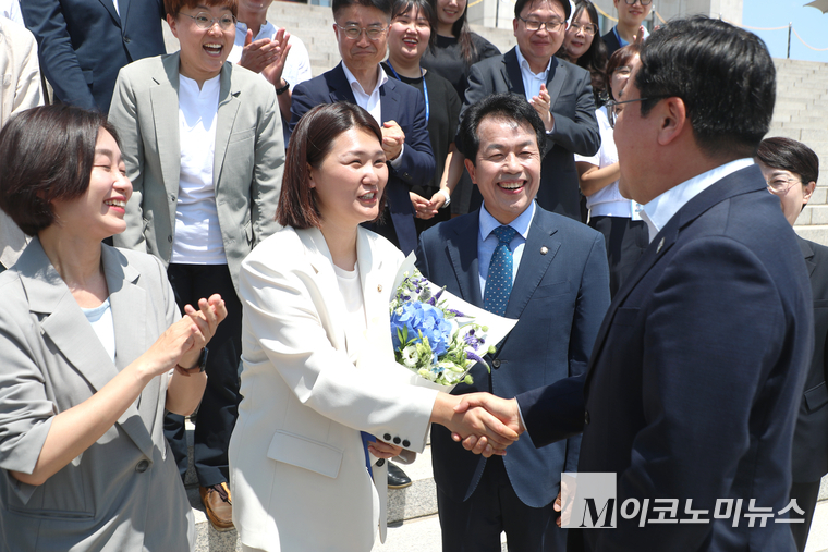 손솔 의원과 박찬대 더불어민주당 당대표 권한대행 겸 원내대표가 인사하고 있다. 사진=최동환 기자
