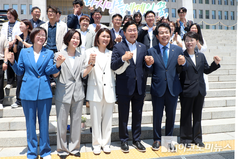 박찬대 더불어민주당 당대표 권한대행 겸 원내대표가 진보당 김재연 대표, 국회의원들과 사진촬영하고 있다. 사진=최동환 기자