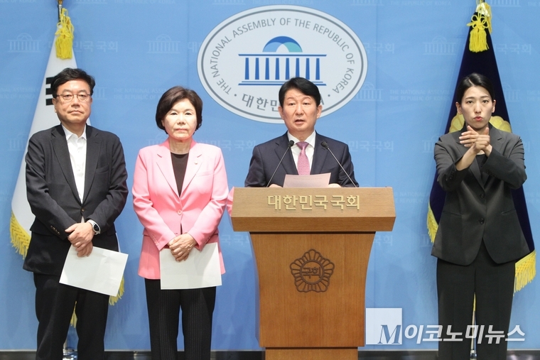 서범수·조은희·권영진 국민의힘 의원이 12일 국회 소통관에서 기자회견하고 있다. 사진=최동환 기자