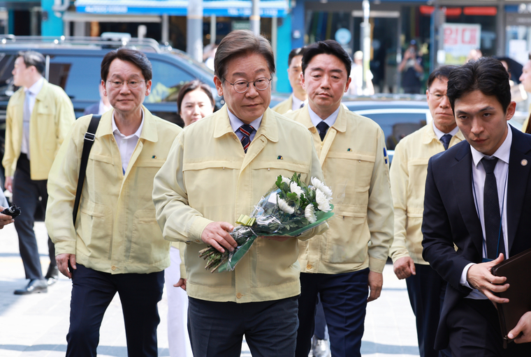 이재명 대통령이 12일 서울 용산구 이태원 참사 현장 '10·29 기억과 안전의 길'에서 헌화를 위해 이동하고 있다. 사진=연합뉴스