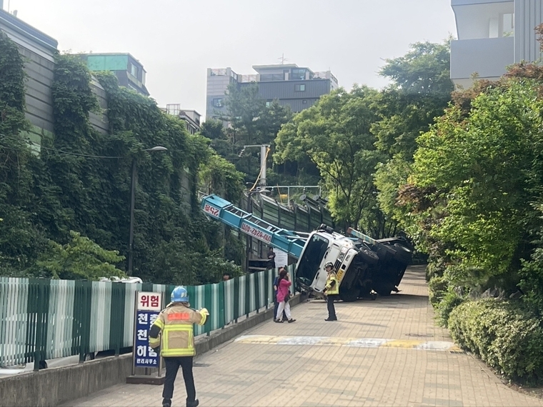 서대문구서 넘어진 사다리차. 사진=연합뉴스 