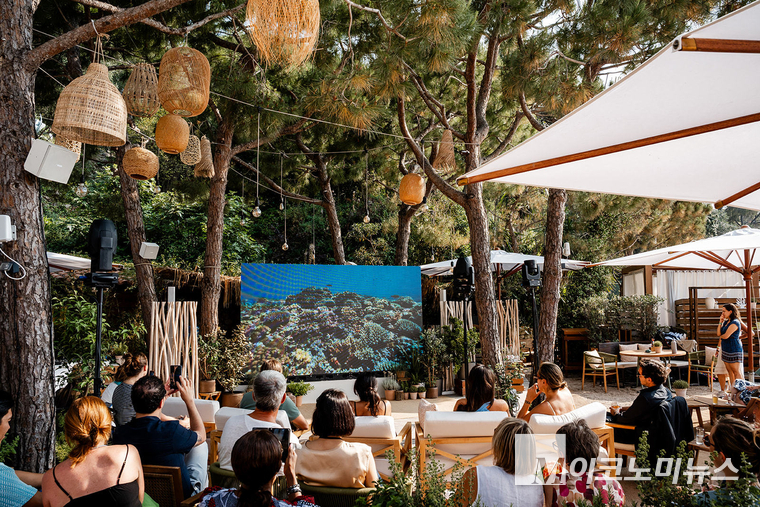 프랑스 니스에서 열린 제3차 유엔해양총회(UNOC)의 오션하우스(Ocean House)에서 삼성전자의 '코랄 인 포커스' 다큐멘터리를 관람하고 있는 모습. 사진=삼성전자 