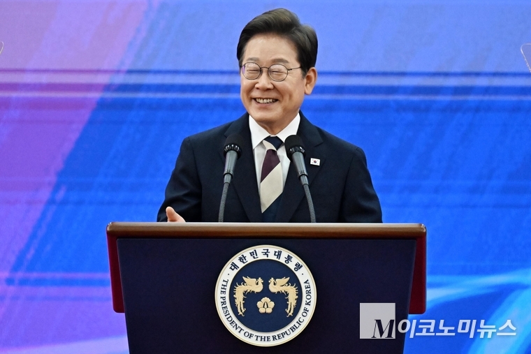 이재명 대통령이 지난 4일 국회 로텐더 홀에서 열린 취임식에서 미소를 띠고 있다. 사진=최동환 기자