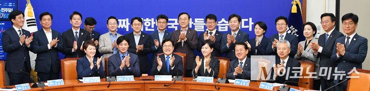 박찬대 당대표 직무대행 겸 원내대표는 13일 원내대표 선출을 앞두고 마지막 최고위원회의를 마치고 최고위원 등과 기념촬영하고 있다. 사진=최동환 기자