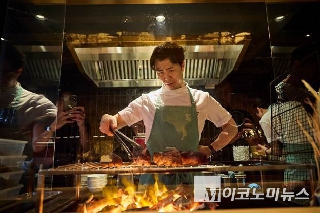손종원 셰프의 숯불 퍼포먼스와 함께 한 한우 미식 체험 사진=한우자조금